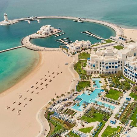 Hilton Salwa Beach Resort And Villas Abu Samra Dış mekan fotoğraf Aerial view of the resort