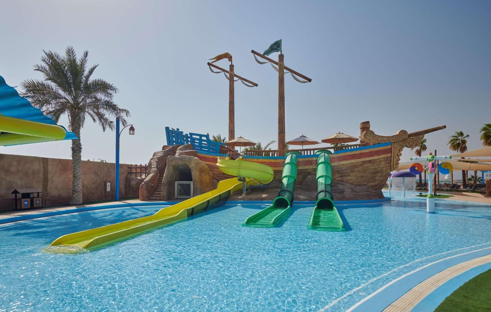 Hilton Salwa Beach Resort And Villas Abu Samra Dış mekan fotoğraf Splash the Sun Water Park